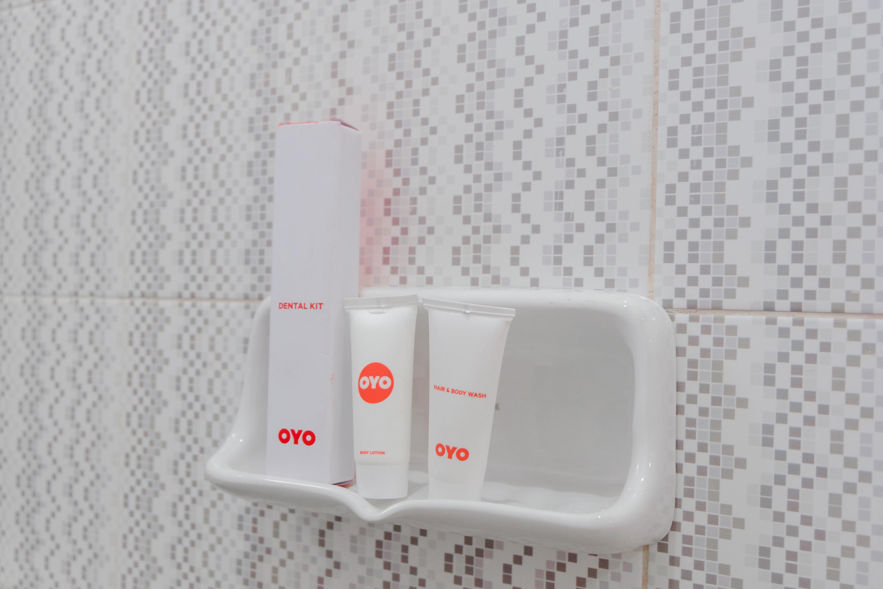 Super Oyo 1579 Kate'El Inn Бануванги Екстериор снимка